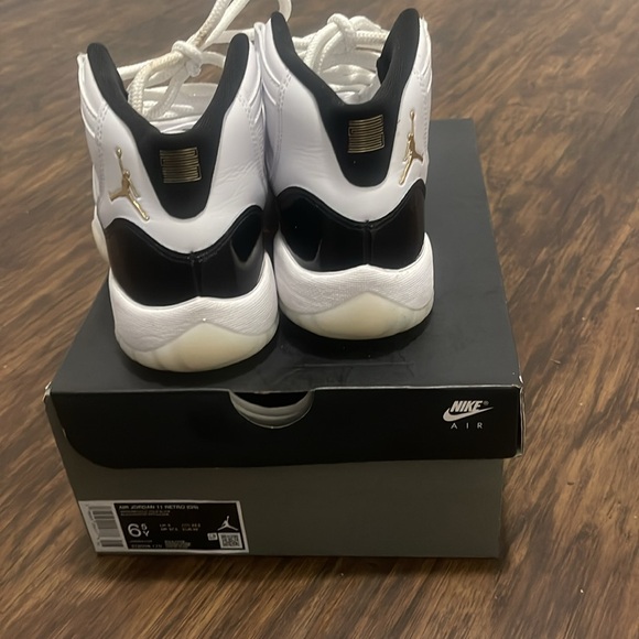 Jordans sz 6.5y  (GS) - Picture 3 of 4